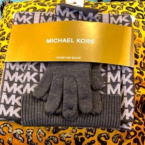 BN 3 Pieces Scarf🧣Hat and Gloves 🧤Michael Kors